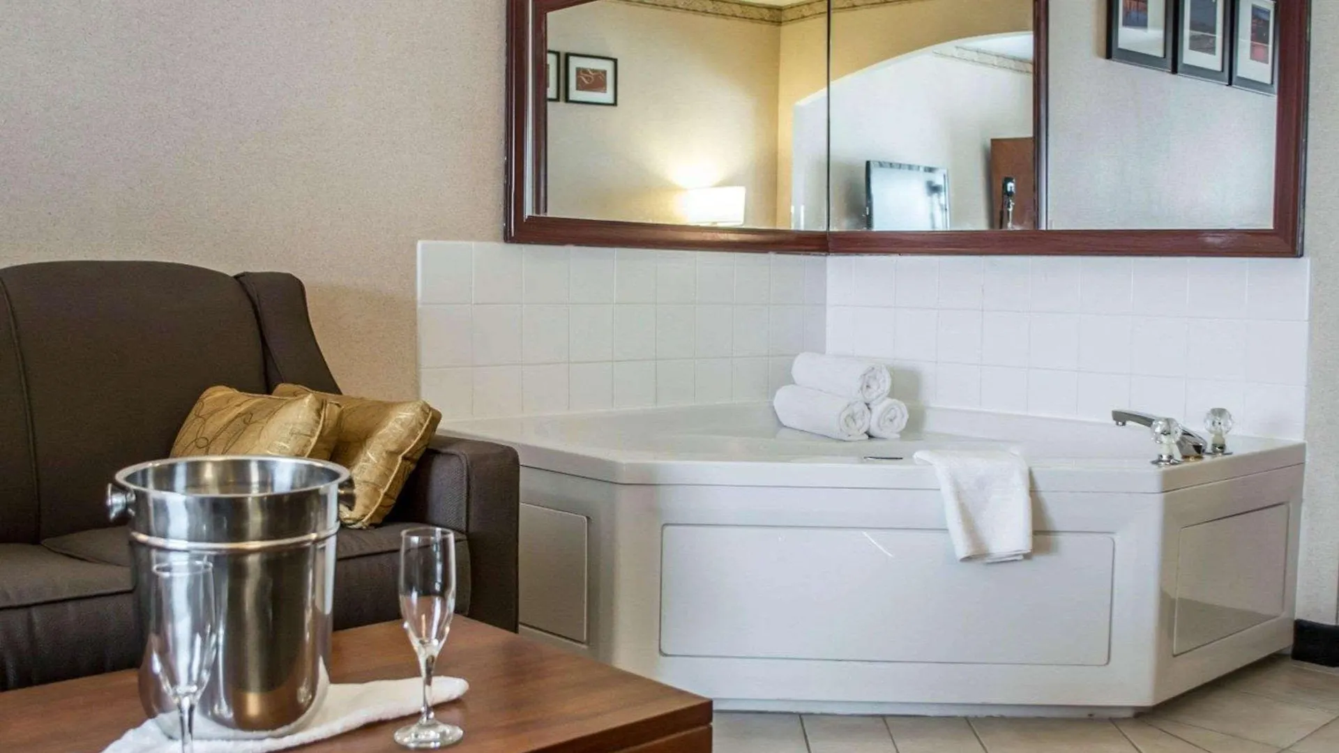 Comfort Suites Portland Southwest Hotel
