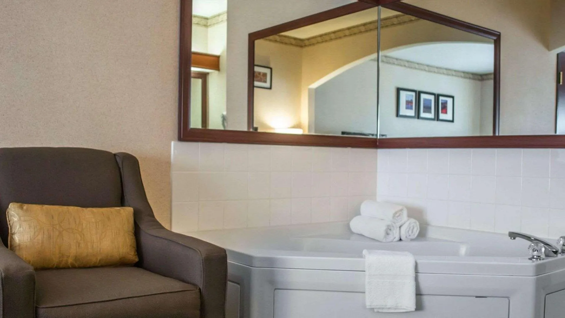 Comfort Suites Portland Southwest Hotel
